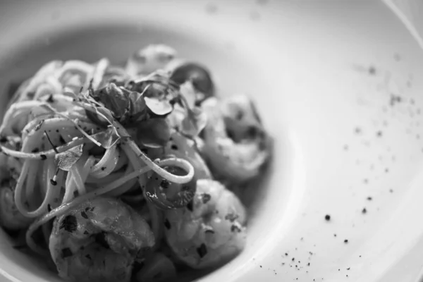 Leckere Italienische Spaghetti Mit Frischem Gemüse Und Garnelen — Stockfoto