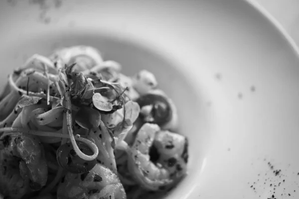 Leckere Italienische Spaghetti Mit Frischem Gemüse Und Garnelen — Stockfoto