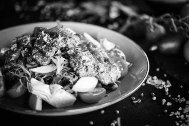 Kızarmış sığır eti, kinoa, nar tohumu, ıspanak, marul, taze sebze ve Focaccia ekmeği karışımı lezzetli bir salata.