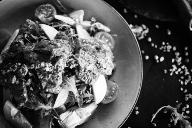 Kızarmış sığır eti, kinoa, nar tohumu, ıspanak, marul, taze sebze ve Focaccia ekmeği karışımı lezzetli bir salata.