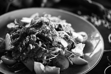 Kızarmış sığır eti, kinoa, nar tohumu, ıspanak, marul, taze sebze ve Focaccia ekmeği karışımı lezzetli bir salata.