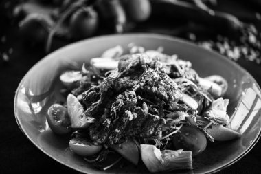 Kızarmış sığır eti, kinoa, nar tohumu, ıspanak, marul, taze sebze ve Focaccia ekmeği karışımı lezzetli bir salata.