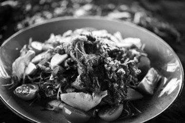 Kızarmış sığır eti, kinoa, nar tohumu, ıspanak, marul, taze sebze ve Focaccia ekmeği karışımı lezzetli bir salata.