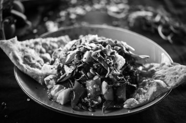 Kızarmış sığır eti, kinoa, nar tohumu, ıspanak, marul, taze sebze ve Focaccia ekmeği karışımı lezzetli bir salata.