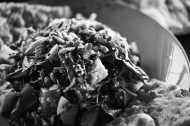 Kızarmış sığır eti, kinoa, nar tohumu, ıspanak, marul, taze sebze ve Focaccia ekmeği karışımı lezzetli bir salata.