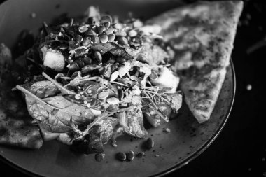 Kızarmış sığır eti, kinoa, nar tohumu, ıspanak, marul, taze sebze ve Focaccia ekmeği karışımı lezzetli bir salata.