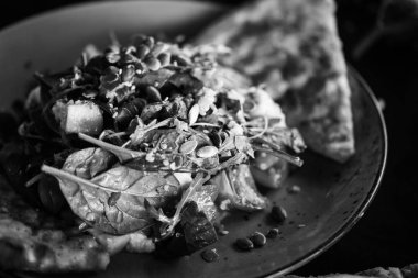 Kızarmış sığır eti, kinoa, nar tohumu, ıspanak, marul, taze sebze ve Focaccia ekmeği karışımı lezzetli bir salata.