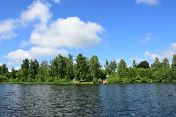 Vazuzskoye rezervuarı, Rusya. Açık bir yaz gününde sudan manzara.