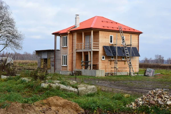 Turuncu çatılı ve güneş panelli kulübe