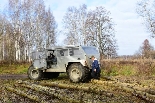 Driver Stands Next All Terrain Vehicle Countryside — Stock Photo, Image