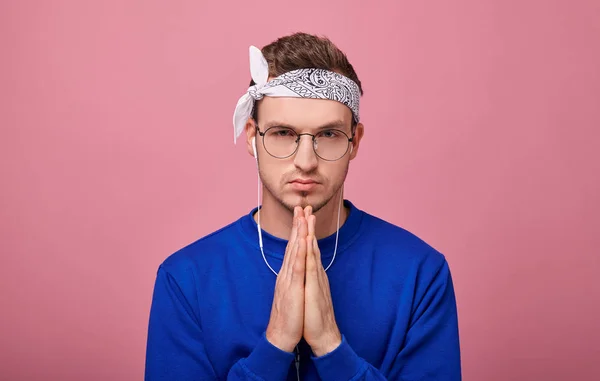 Cool Stilren Lugn Kille Vit Bandana Och Vita Hörlurar Mörkblå — Stockfoto