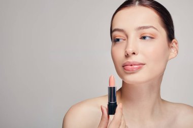 Güzel, sakin, narin bir kız. Sağ elinde ruj izi var. Dolgun dudakları ve mavi gözleri var.