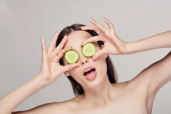 Bela jovem atraente com cabelo escuro com lábios cheios e um humor brincalhão. Rejuvenescimento, spa, cosméticos. Quadro médio . — Fotografia de Stock