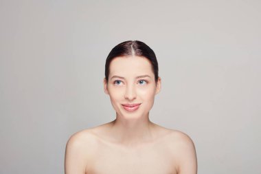 Doğal makyajlı güzel bir kız. Temiz tenli, koyu renk kulaklı ve mavi gözlü kadınlar. - Yakın çekim. Kozmetoloji. Cilt bakımı. Spa.