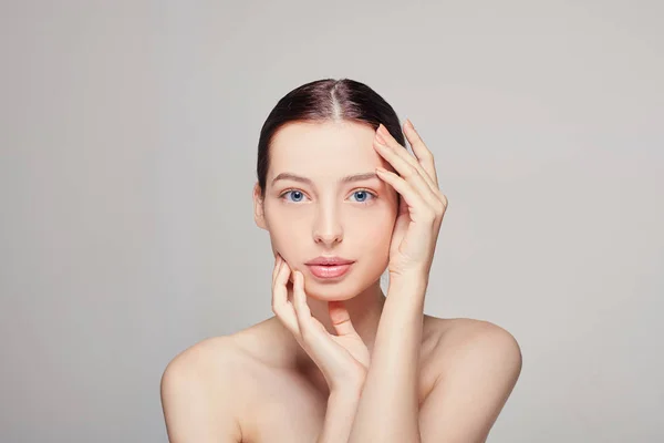 Piękna kobieta na portrecie. Piękny model Spa Dziewczyna z Perfect Fresh Clean Skin. Brunetka dotyka twarzy obiema rękami. Młodzież i pielęgnacja skóry — Zdjęcie stockowe