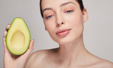 Çekici, düşünceli, narin, sakin, kahverengi saçlı, parlak tenli, çıplak bir kadının fotoğrafını çek.