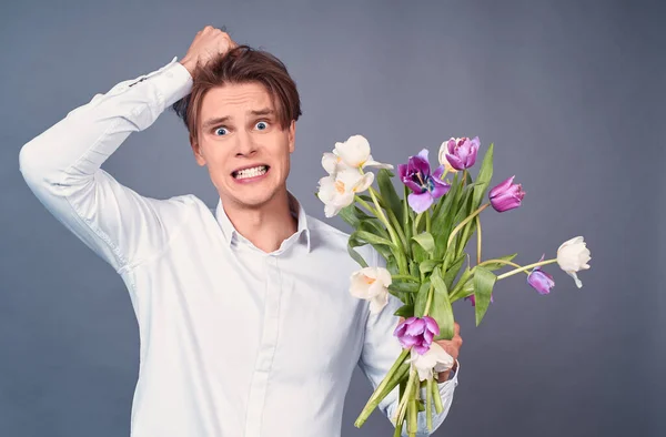 Triste Cara Assustado Com Penteado Estragado Uma Camisa Branca Segura — Fotografia de Stock