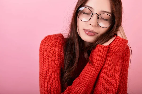 Hermosa Chica Morena Pelo Largo Moda Suéter Rojo Gafas Sobre —  Fotos de Stock