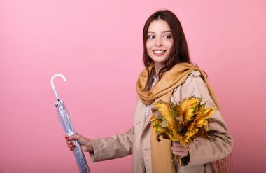 Yağmurlu bir sonbaharda elinde sarı sonbahar yaprakları ve elinde şemsiyeyle yürüyen genç bir Fransız kadının portresi. Romantik maceralarla tanışacağım. Uzayı kopyala Mevsim için hava tahmini.
