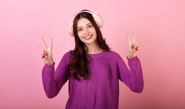 Joven Dama Pelo Oscuro Suéter Punto Auriculares Rosados Esponjosos Mira —  Fotos de Stock