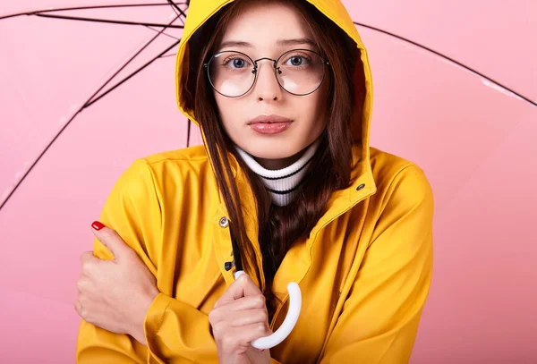 Lustiges Kaukasisches Mädchen Gelber Regenjacke Und Kapuze Mit Brille Unter — Stockfoto