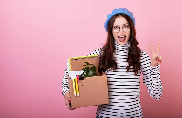 Glada Ung Brunett Student Snygg Basker Hatt Med Glasögon Lady — Stockfoto