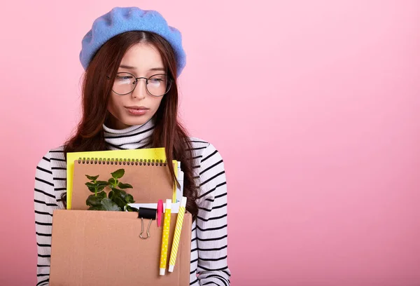 Tråkigt Avfärdade Ung Brunett Student Snygg Basker Hatt Med Glasögon — Stockfoto