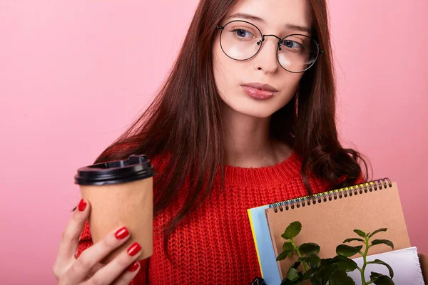 Lugn Ung Brunett Kvinna Stickad Tröja Och Glasögon Med Kaffe — Stockfoto