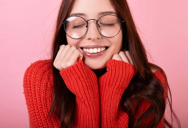 Porträtt Snygg Långhårig Brunett Dam Röd Tröja Och Glasögon Rosa — Stockfoto