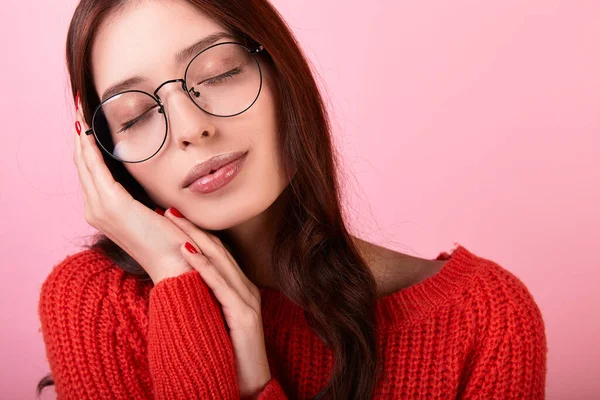 Linda Joven Caucásica Pelo Largo Morena Chica Suéter Rojo Gafas — Foto de Stock