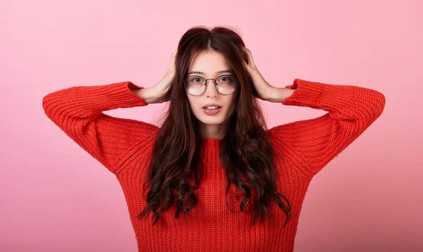 Aufgeregtes Kaukasisches Langhaariges Brünettes Mädchen Rotem Pullover Und Brille Auf — Stockfoto