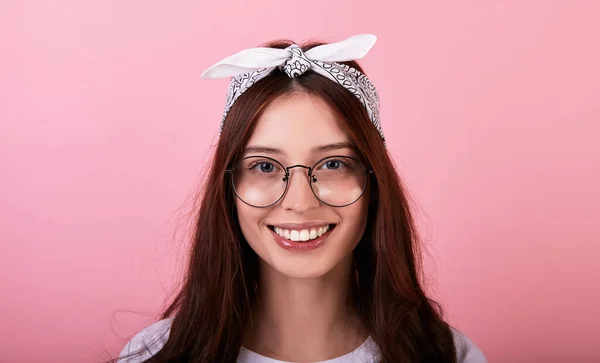 Emotionale Kaukasische Junge Langhaarige Hipsterin Mit Kopftuch Brille Auf Rosa — Stockfoto