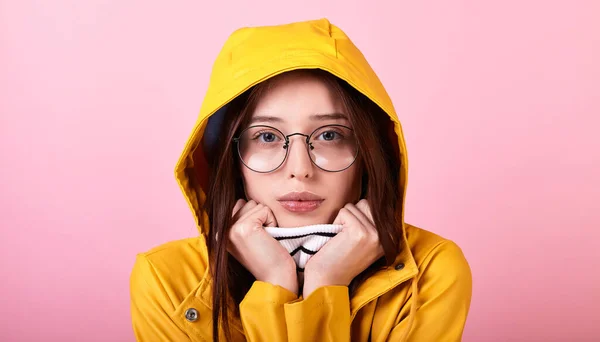 Ein Nettes Kaukasisches Mädchen Gelber Regenjacke Und Kapuze Und Gestreifter — Stockfoto