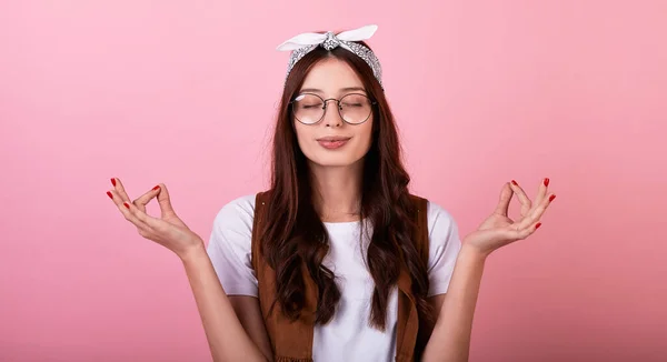 Modisches Junges Langhaariges Brünettes Hipstermädchen Mit Kopftuch Brille Weste Auf — Stockfoto