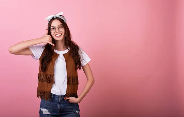 Feliz Engraçado Morena Cabelos Compridos Hipster Estudante Uma Bandana Óculos — Fotografia de Stock