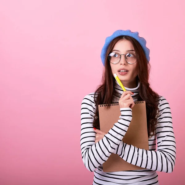 Una Estudiante Francesa Linda Sombrero Azul Boina Moda Con Bolígrafo —  Fotos de Stock