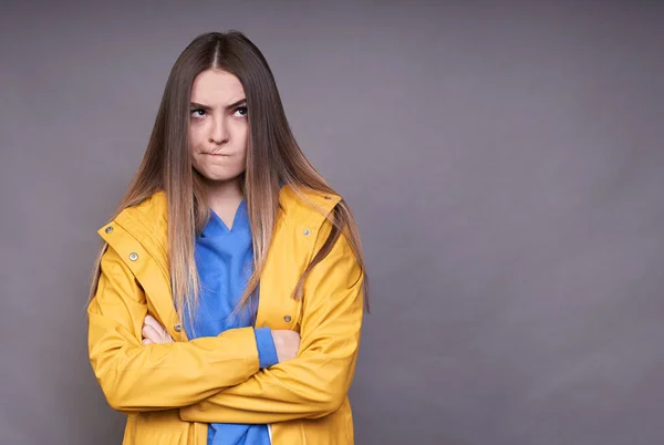 Ein Wütendes Junges Mädchen Einen Gelben Regenmantel Gekleidet Hält Ihre — Stockfoto