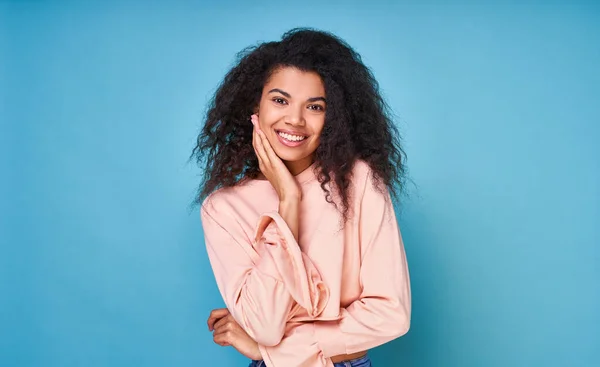 Obrázek Spokojené Černé Modelky Afro Účesem Jemným Úsměvem Neformálním Svetru — Stock fotografie