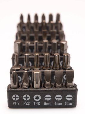 Beyaz arkaplanda izole edilmiş tornavida parçaları kümeleri