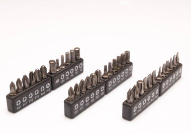 Beyaz arkaplanda izole edilmiş tornavida parçaları kümeleri