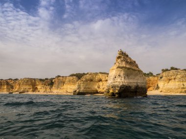 Praia da Marinha 'da. Portekiz 'in güneyinde, Algarve' deki güzel sahil marinası.