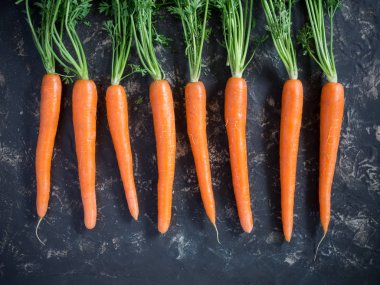 Köy taşından arka planda taze havuçlar. Üst Görünüm