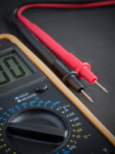 Digitales Multimeter auf schwarzem Hintergrund Nahaufnahme — Stockfoto