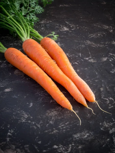 Köy taşından arka planda taze havuçlar.. 