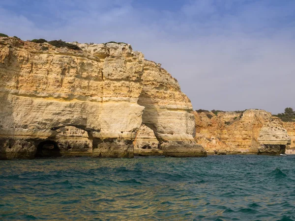 Blick auf den Marinha-Strand von einem Boot aus. algarve, portugal — Stockfoto