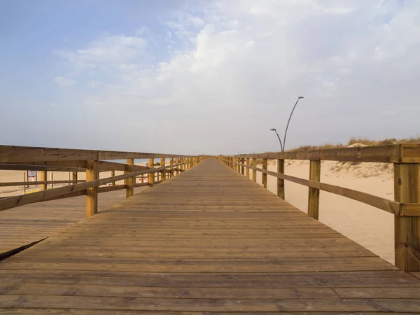 在海滩上的木制人行桥 — 图库照片