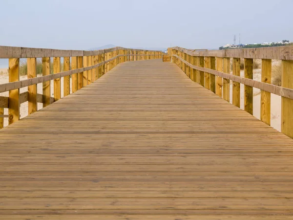 Sahilde ahşap yaya köprüsü — Stok fotoğraf