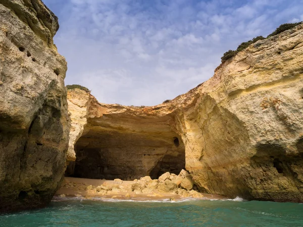 Tekneden Marinha sahili manzarası. Algarve, Portekiz