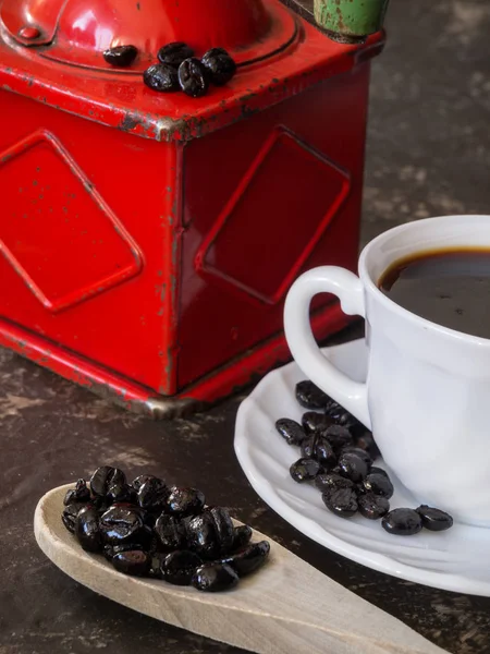 Vintage-Kaffeemühle, Tasse und Holzlöffel mit Kaffeebohnen — Stockfoto