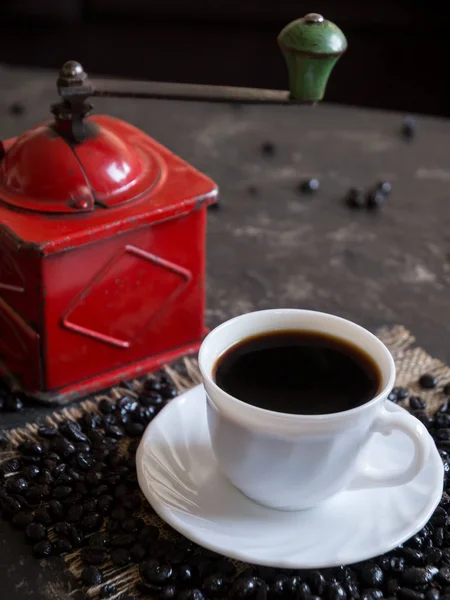 Kaffeetasse mit roter Kaffeemühle und Bohnen — Stockfoto
